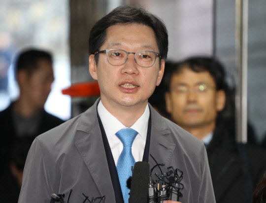 '드루킹' 댓글 조작 공모 혐의를 받는 김경수 경남지사가 첫 공판을 받기 위해 29일 오전 서울중앙지법에 들어서고 있다.